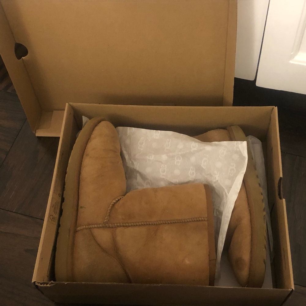 UGG Women's Classic Short ll *size 8